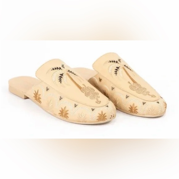 FARM Rio Shoes - Farm Rio Embroidered Beige Leather Braided Banana Palm Tree Mules Sz 39 / US 8.5